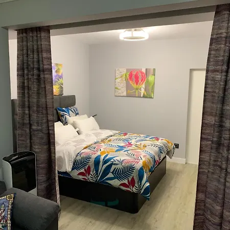 Apt- Sleeps 2 - Pool & Parking - Madeira Apartment *