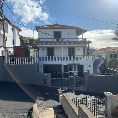 Apt- Sleeps 2 - Pool & Parking - Madeira Apartment