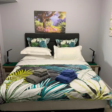 Apt- Sleeps 2 - Pool & Parking - Madeira דירה פונשל