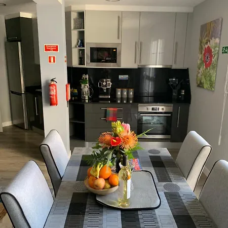 Apt- Sleeps 2 - Pool & Parking - Madeira