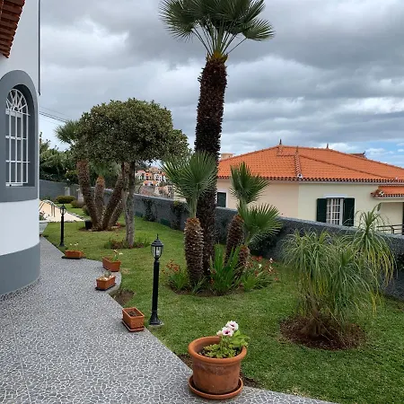 Apartment Apt- Sleeps 2 - Pool & Parking - Madeira