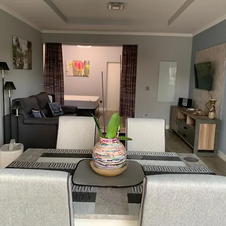 Apartment Apt- Sleeps 2 - Pool & Parking - Madeira Funchal (Madeira)