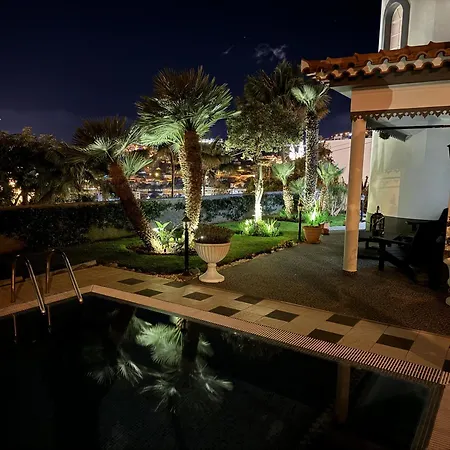 Apartment Apt- Sleeps 2 - Pool & Parking - Madeira