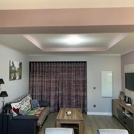 Apt- Sleeps 2 - Pool & Parking - Madeira