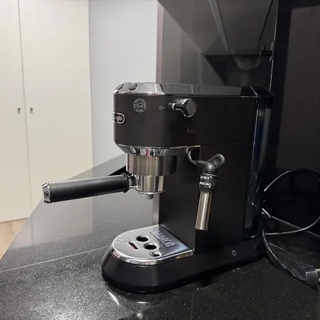 Apt- Sleeps 2 - Pool & Parking - Madeira פונשל