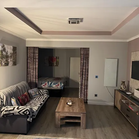 Apt- Sleeps 2 - Pool & Parking - Madeira דירה פונשל