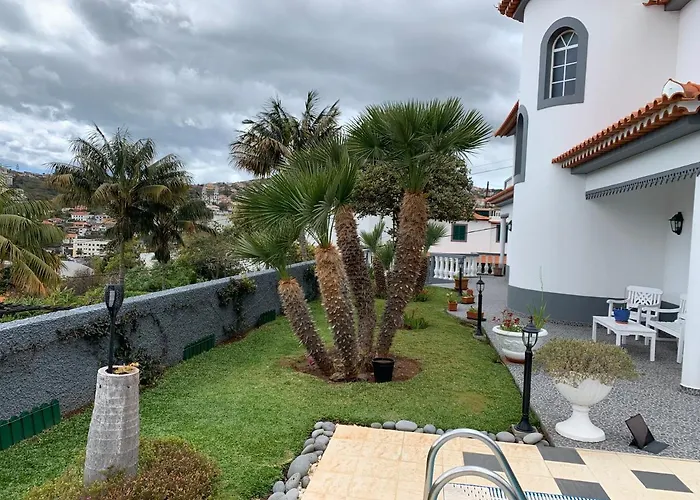 Apt- Sleeps 2 - Pool & Parking - Madeira