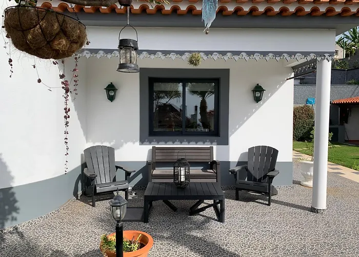 Apt- Sleeps 2 - Pool & Parking - Madeira
