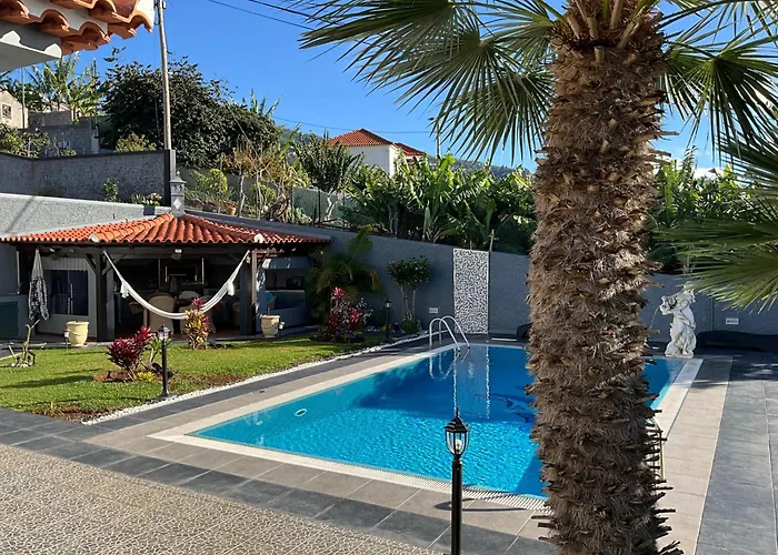 Apt- Sleeps 2 - Pool & Parking - Madeira