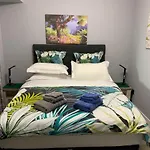 Apt- Sleeps 2 - Pool & Garden - Madeira דירה פונשל