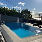 Apt- Sleeps 2 - Pool & Garden - Madeira דירה פונשל