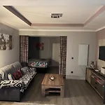 Apt- Sleeps 2 - Pool & Garden - Madeira דירה פונשל