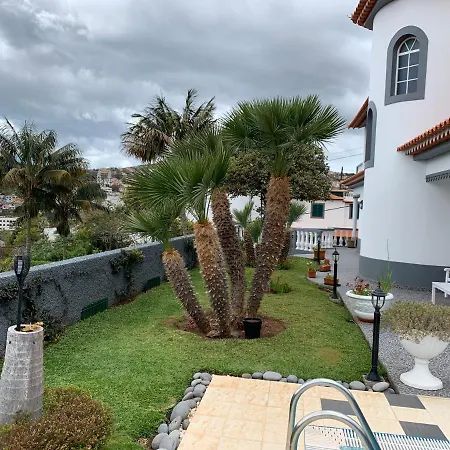 Apt- Sleeps 2 - Pool & Parking - Madeira