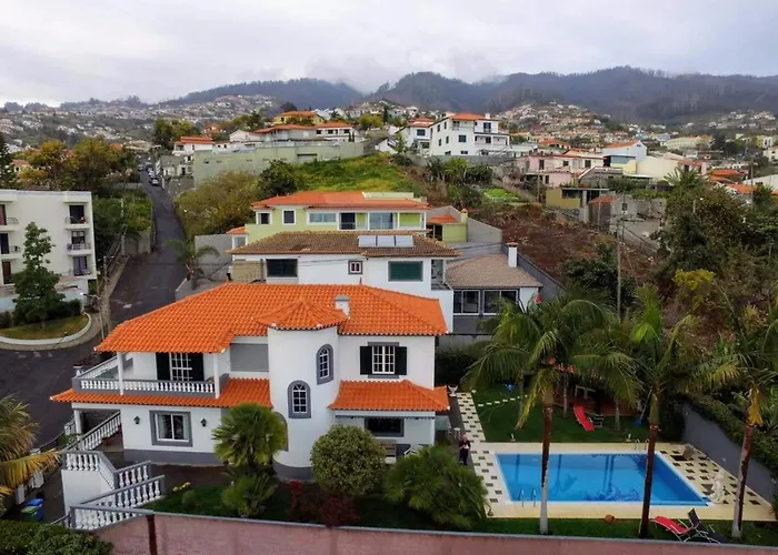 Apt- Sleeps 2 - Pool & Parking - Madeira アパート