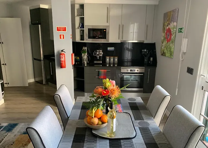 Apt- Sleeps 2 - Pool & Parking - Madeira