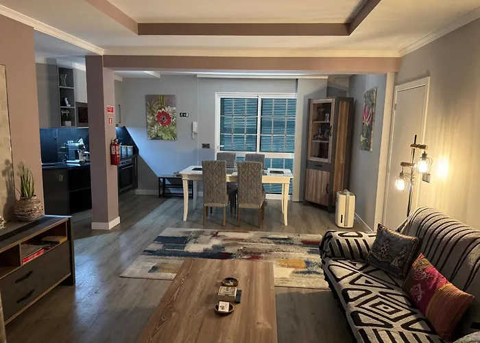 Apt- Sleeps 2 - Pool & Parking - Madeira アパート フンシャル